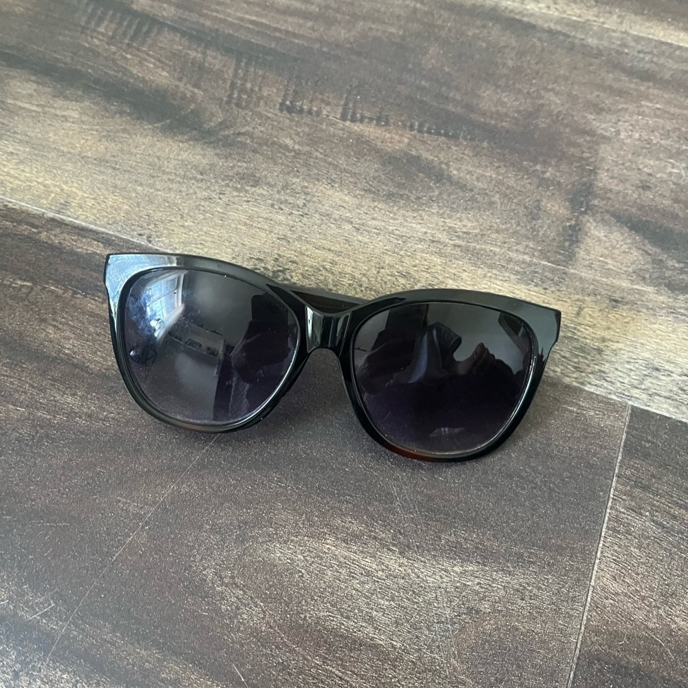 Women’s Black Sunglasses